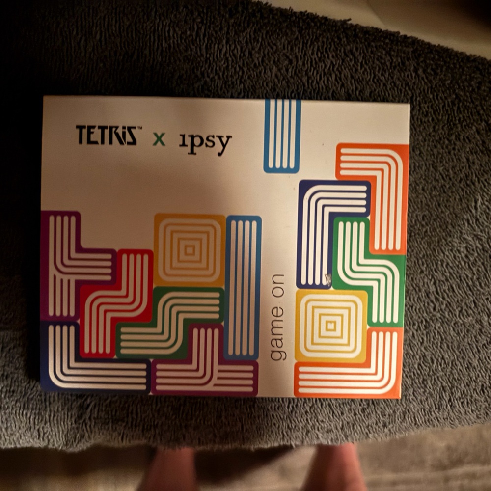 ipsy Red and Blue Eyeshadow Palette Makeup